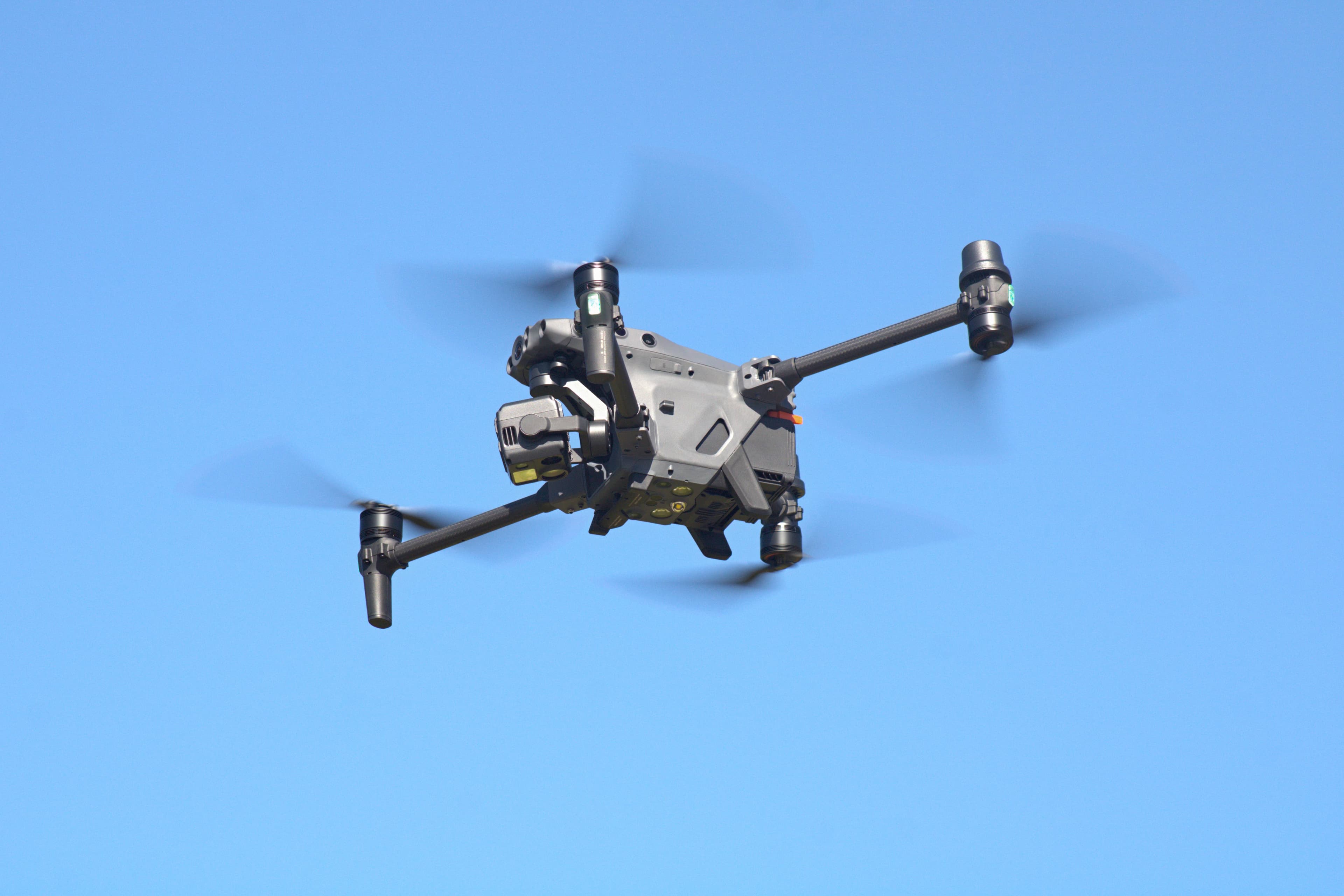 Drone DJI Matrice 30T en vol, nacelle caméra déployée