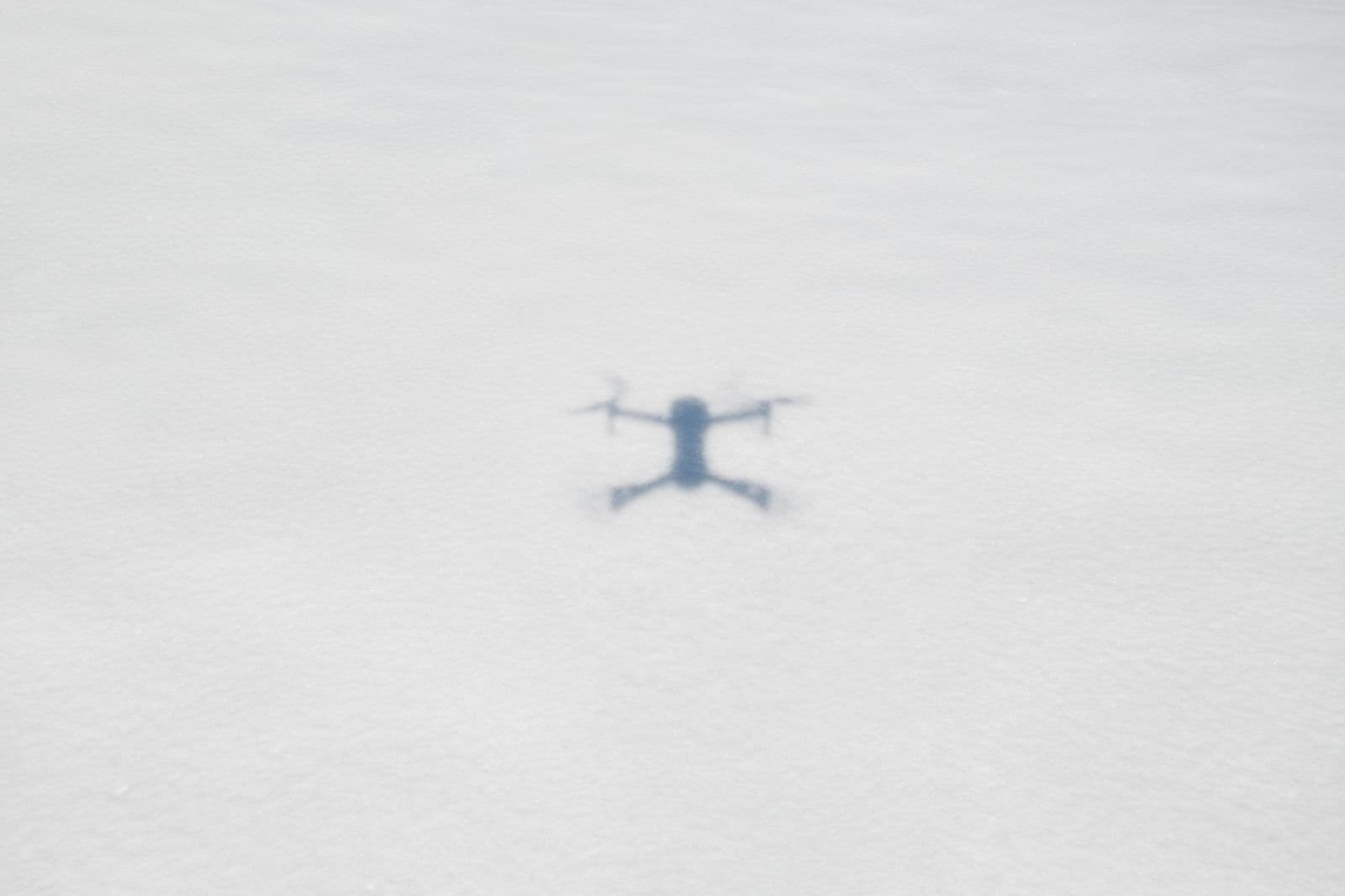 Drone en vol stationnaire au-dessus d’un paysage de montagne