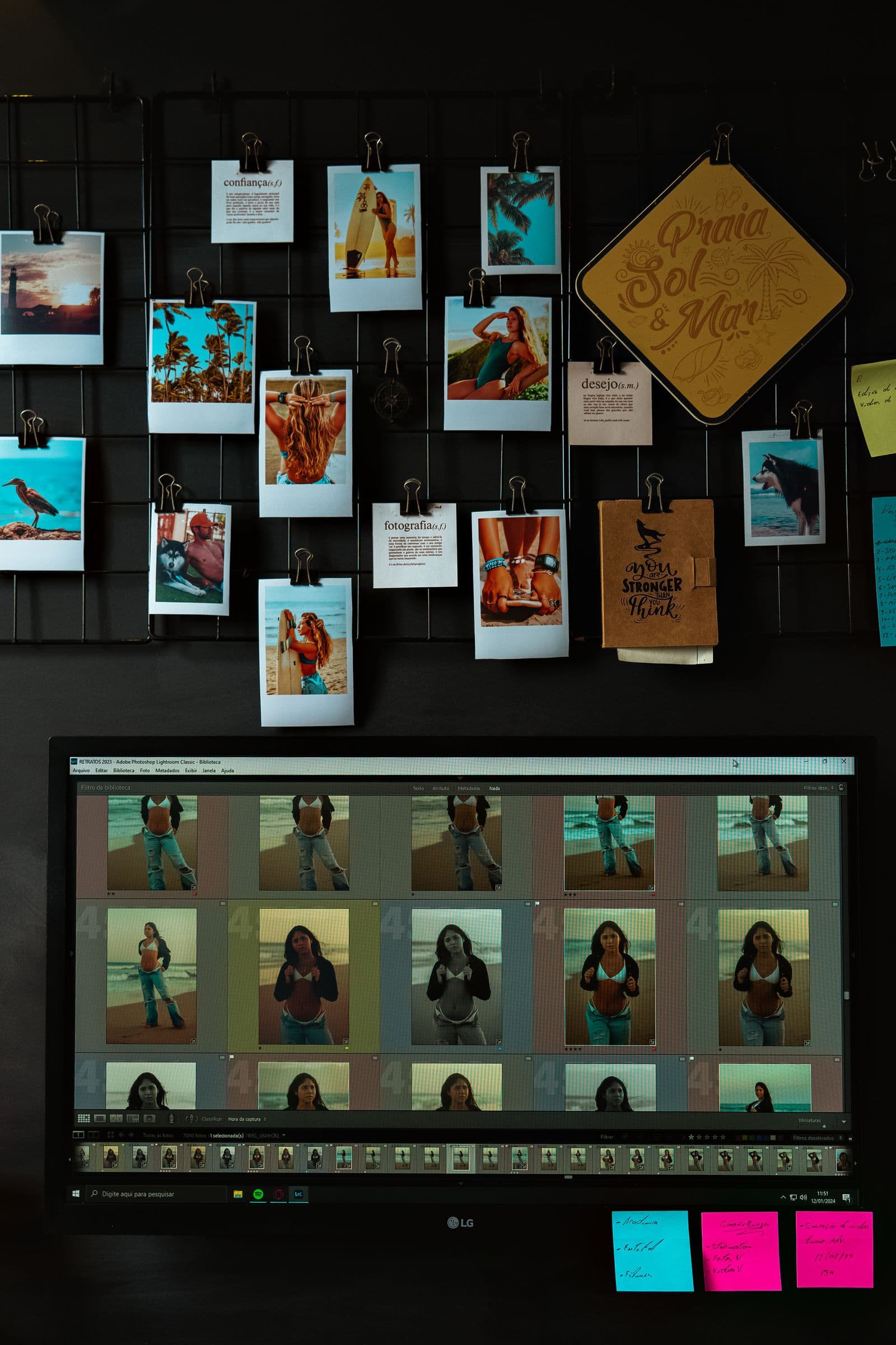 Espace de travail d'un photographe avec ordinateur, carnet et matériel posés sur le bureau